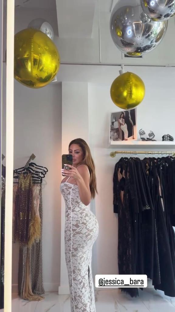 徐娘半老！皮蓬前妻穿吊帶裙自拍，這身材也太炸裂了！