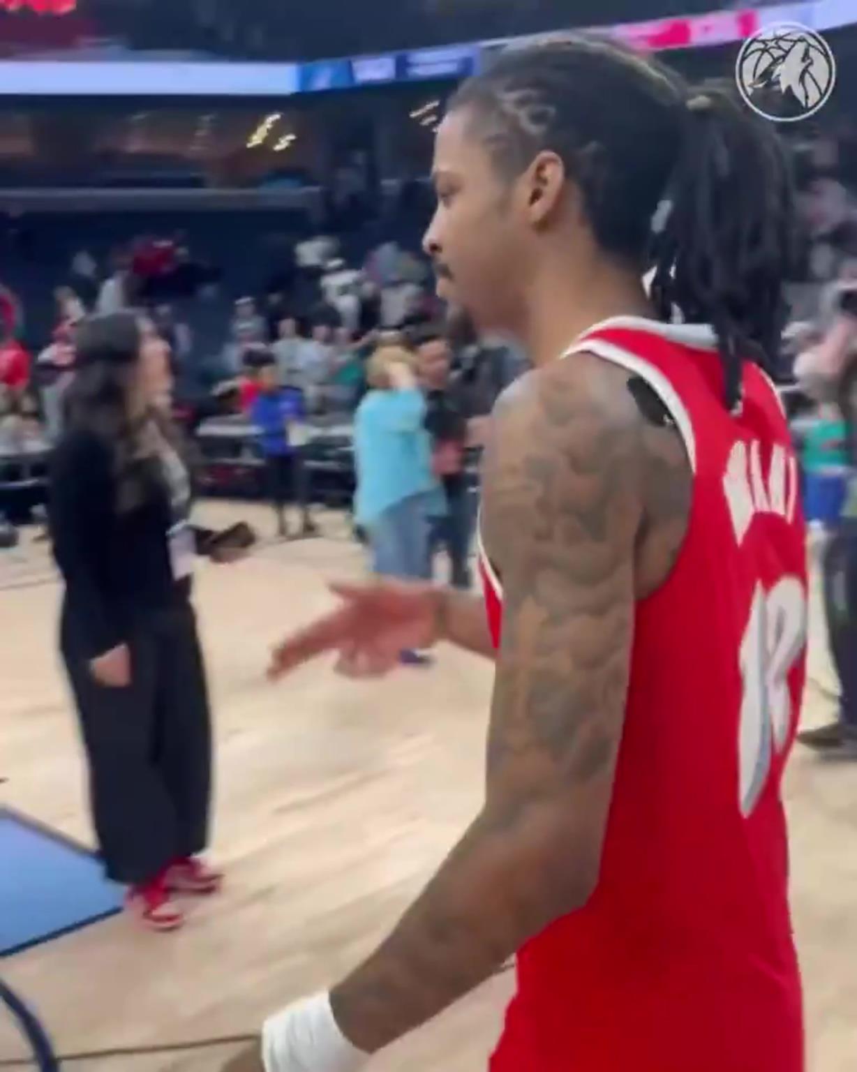 笑死！莫蘭特賽后與華子握手，竟然也是比出“手槍”的手勢