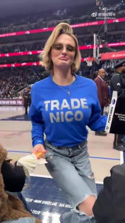 主場不準球迷打印“解雇Nico”標語，女球迷就出此下策