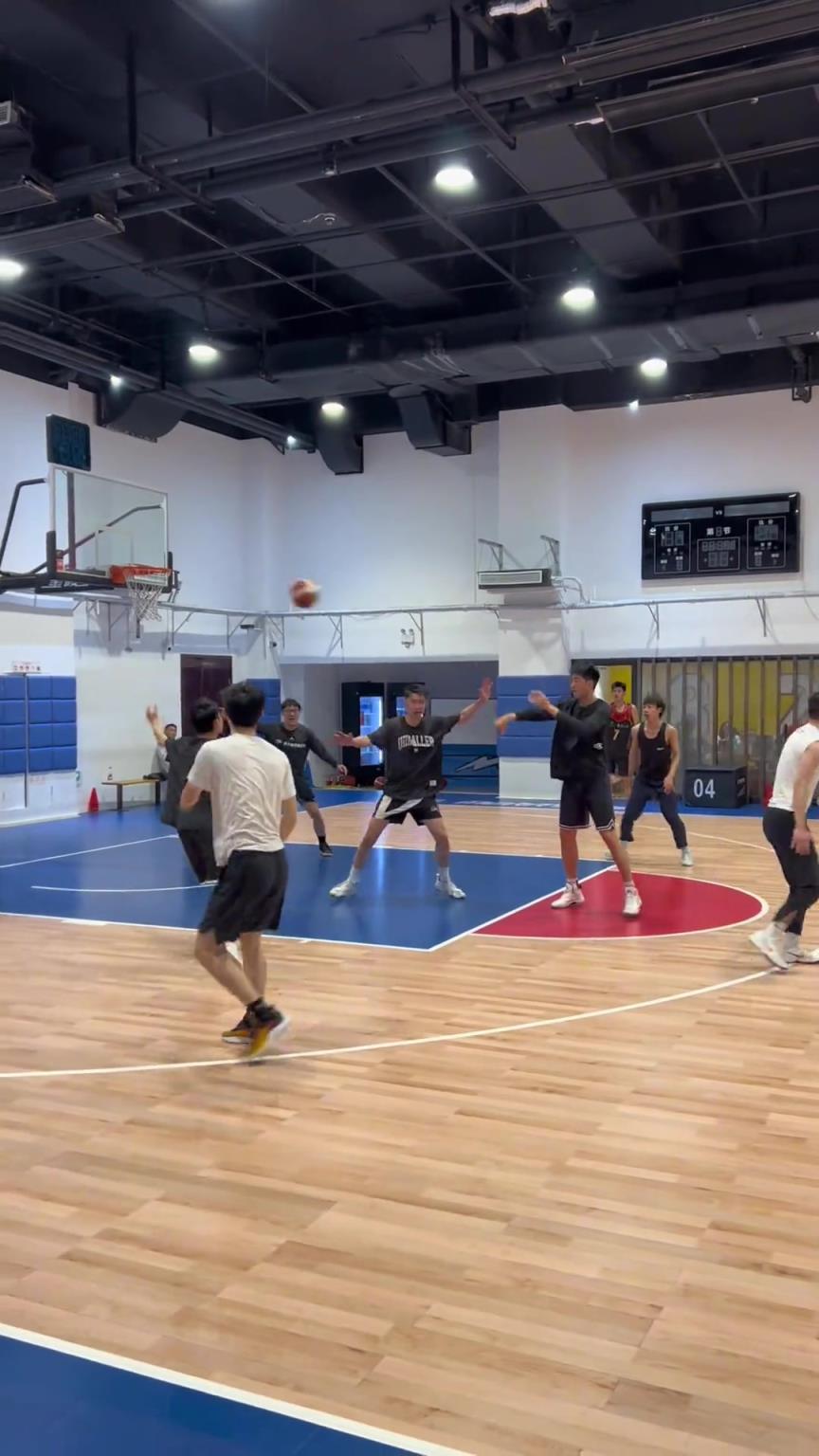 對手回家后：老婆，我今天在野球場匹配到巔峰馬刺隊了！