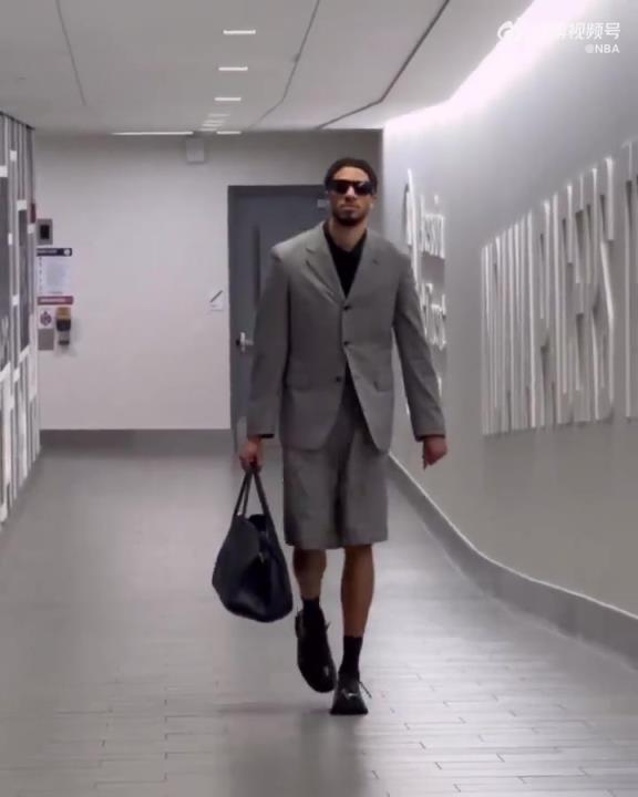 時尚潮男！哈利今日一身灰西裝短褲墨鏡搭配入場 腿真細！