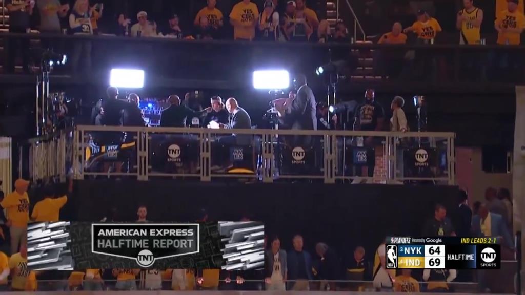 ??？轉(zhuǎn)播鏡頭給到解說(shuō)看臺(tái)，奧尼爾居然抱著一個(gè)人在彎舉