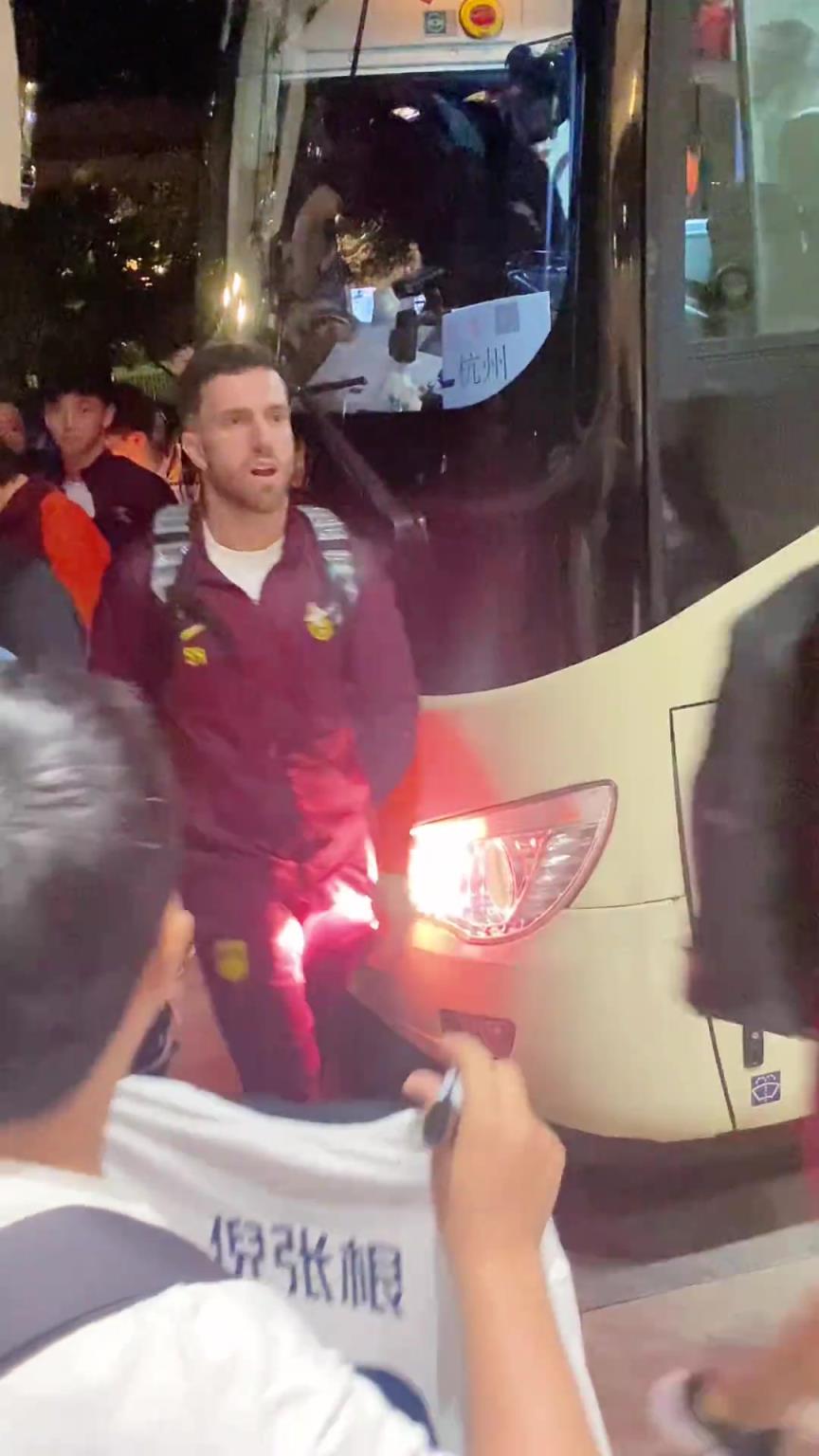 韋世豪嚇得箭步逃跑！國(guó)足深夜到酒店差點(diǎn)被摁在車(chē)頭不讓走
