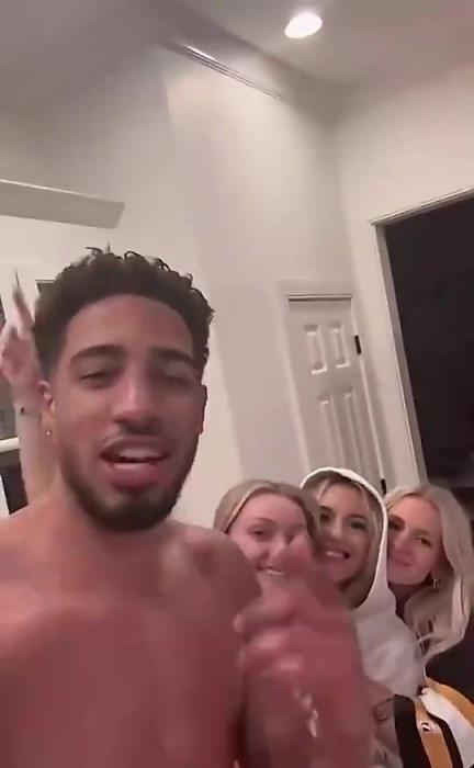 今日怒砍歷史級(jí)三雙！哈利此前光著膀子與三位金發(fā)美女同框