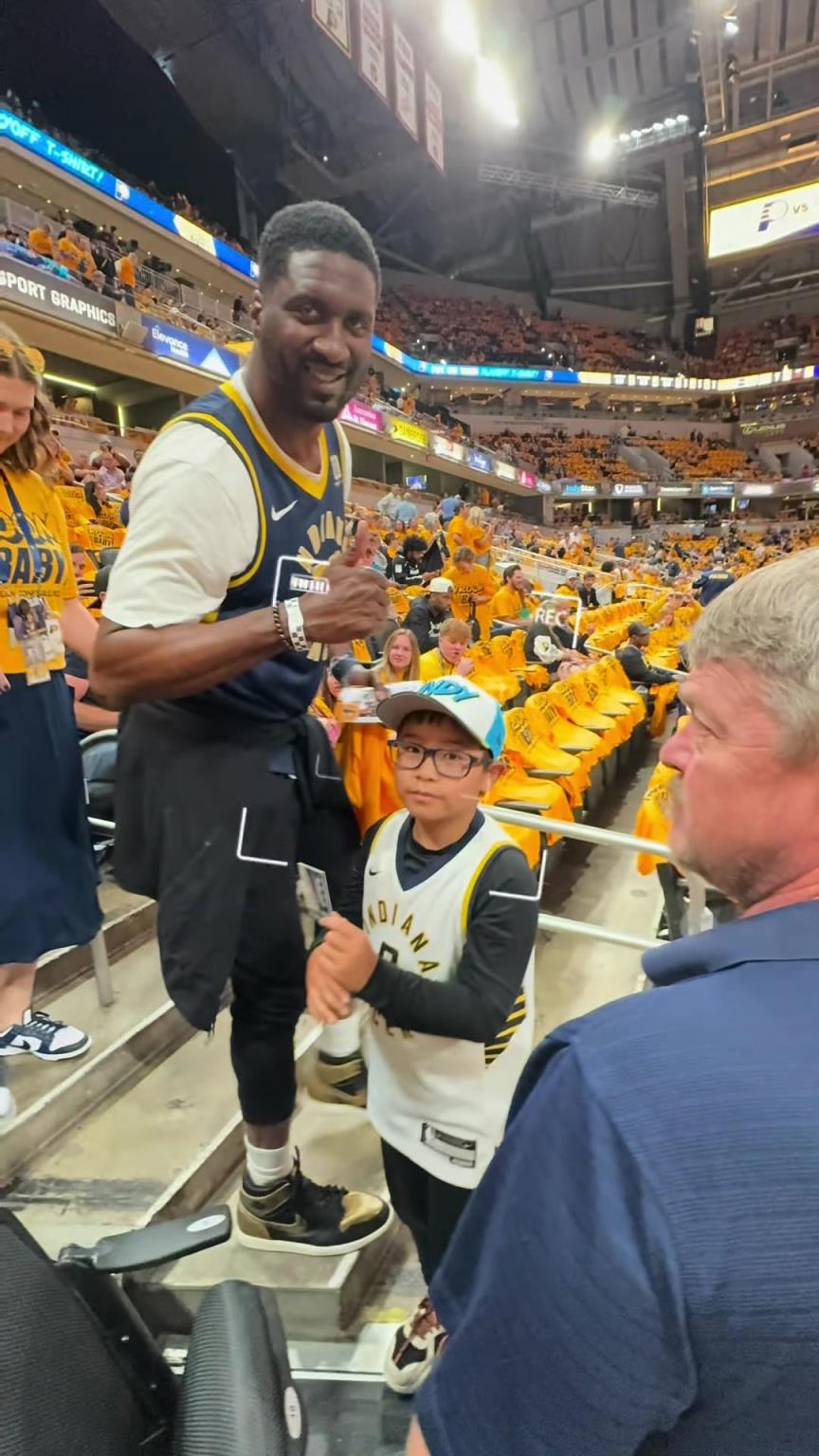 現(xiàn)在真成高圓圓了！步行者名宿希伯特現(xiàn)身主場(chǎng)給小球迷簽名