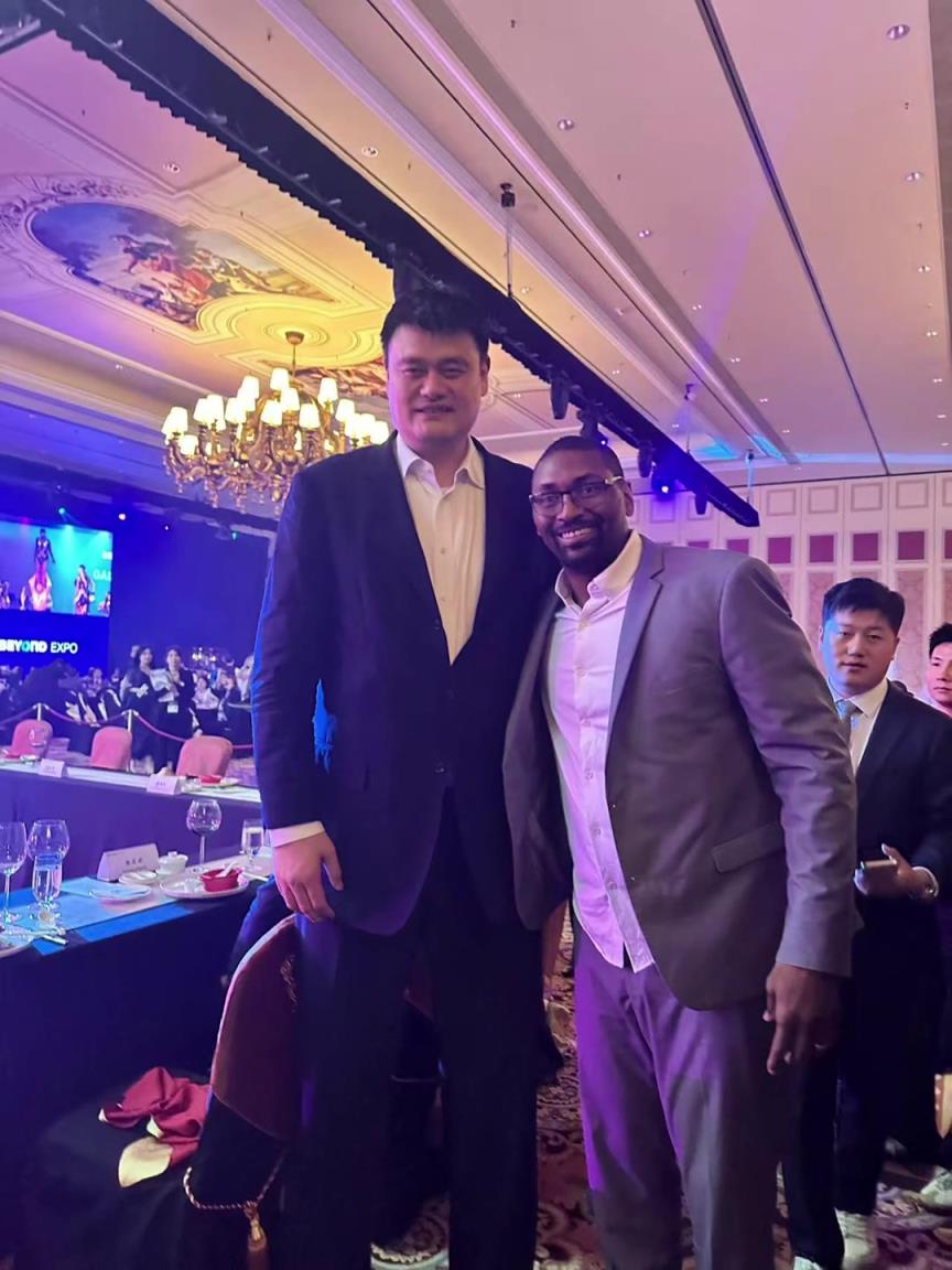 阿泰斯特曬與姚明合照：這是我最喜歡的隊(duì)友 姚！！