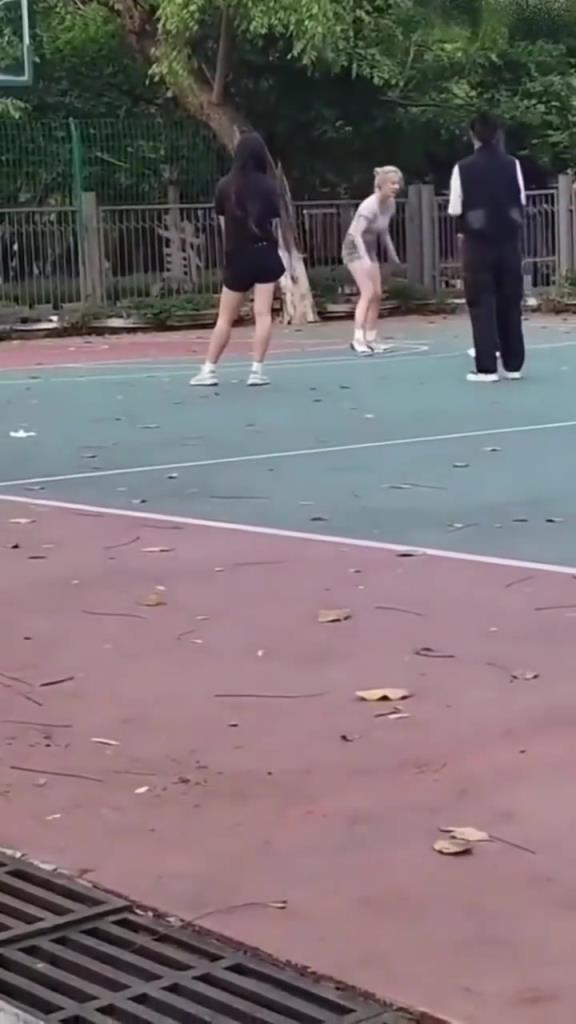 上來(lái)就背打女生的男人，真的活該沒(méi)有女朋友啊