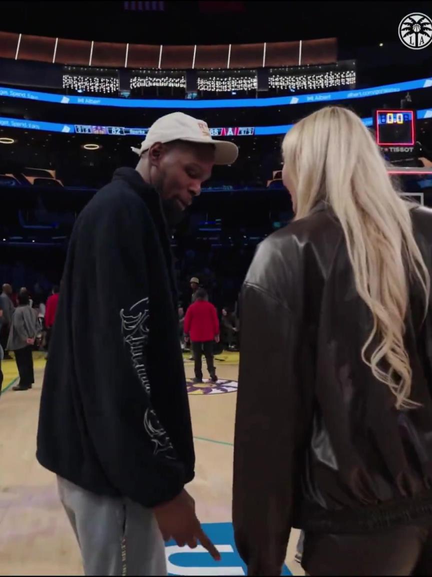 小帥這氣質(zhì)！杜蘭特與庫里教妹布林克擁抱，眼睛好像一直偷瞟布林克大長腿