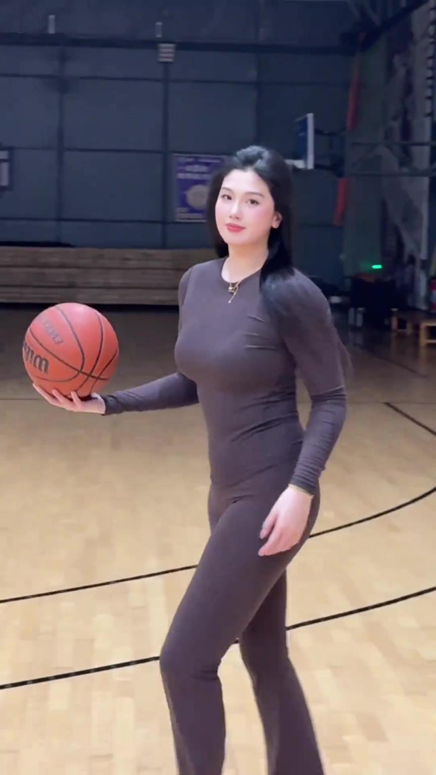 低配版卡戴珊！野球場(chǎng)肘姐這身材，懂的吧友都懂！