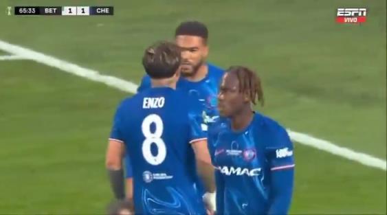 繼續(xù)干！恩佐進球后給了詹姆斯一巴掌，兩人頂頭互相打氣