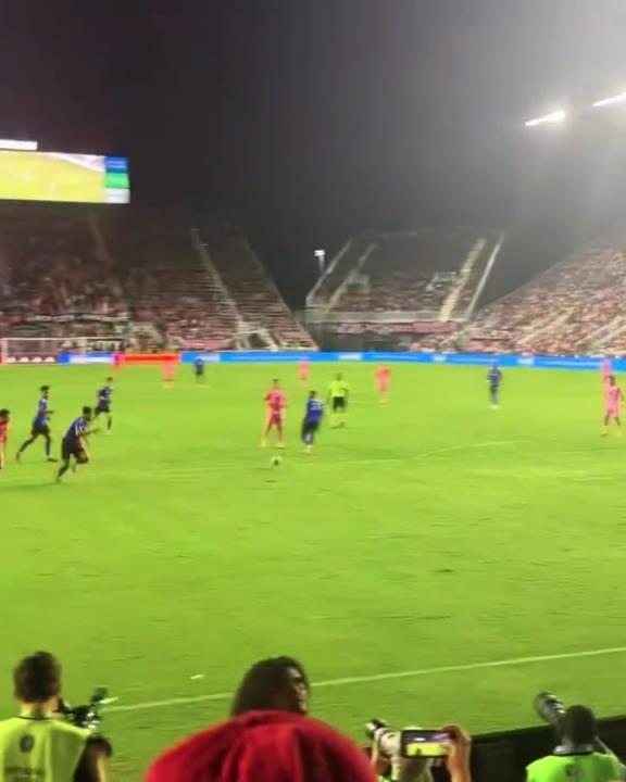 梅老板為了給蘇亞雷斯送個助攻，也是拼了啊