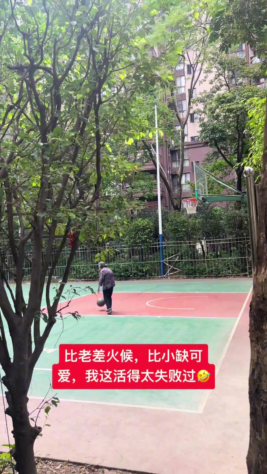 這阿婆單手一投一個(gè)準(zhǔn)，姜還是老的辣