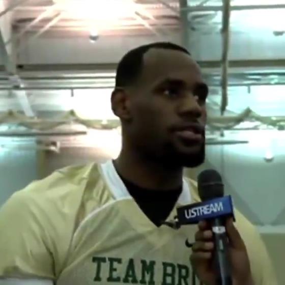 哥兩個(gè)還會(huì)這個(gè)??？11年NBA停擺期間老詹和阿杜組隊(duì)玩橄欖球