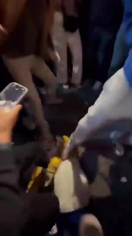 驚！尼克斯大勝步行者后，哈利伯頓遭主場(chǎng)球迷群毆