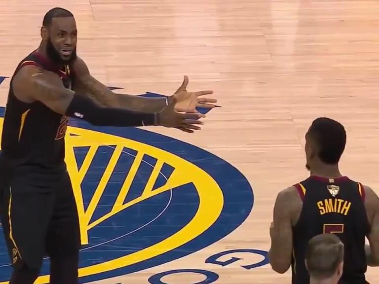 名場(chǎng)面！JR搶下關(guān)鍵籃板沒(méi)看表，老詹質(zhì)問(wèn)JR為何傳球