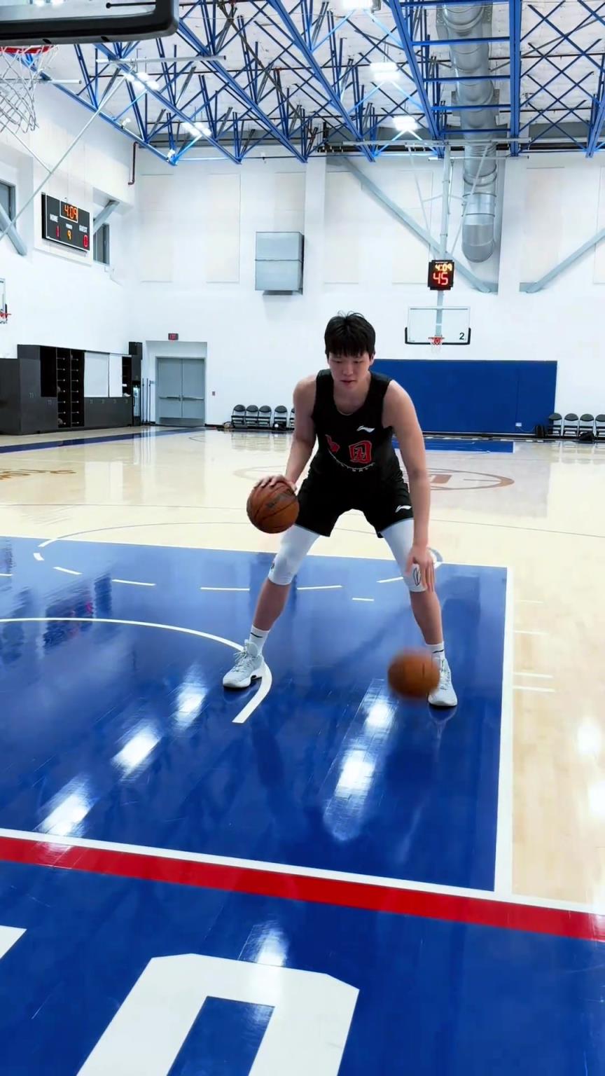 楊瀚森今日份訓(xùn)練！這個(gè)左右手運(yùn)球協(xié)調(diào)性真不錯(cuò)