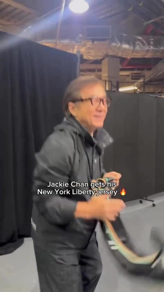 肌肉記憶！成龍這幾下空氣運(yùn)球像是進(jìn)了家具城