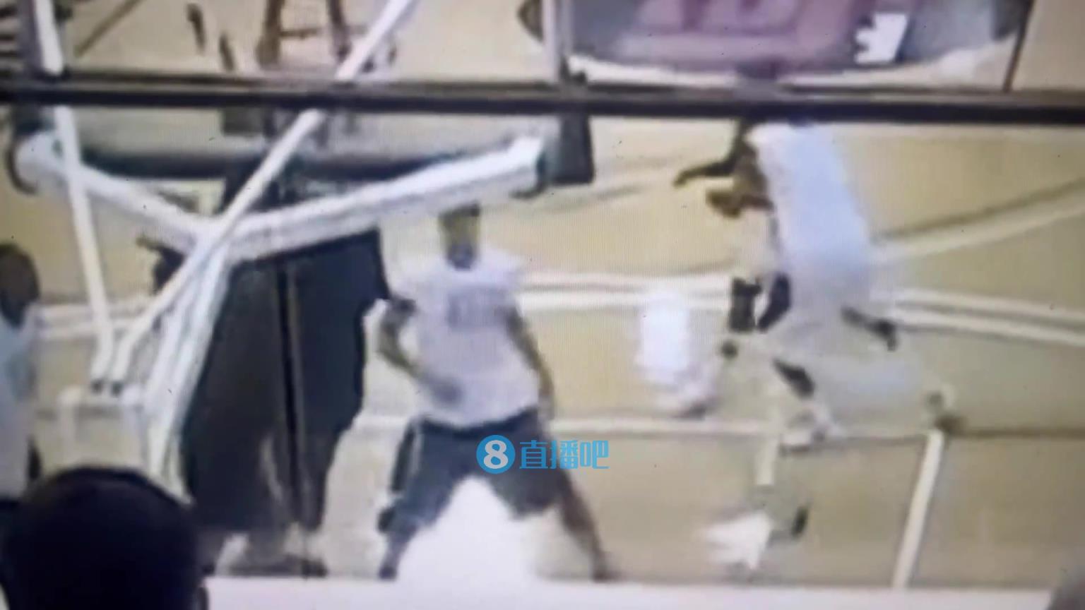 引熱議！美媒翻舊賬：當(dāng)年詹姆斯被大學(xué)生隔扣，耐克沒(méi)收了錄像帶