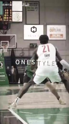 正統(tǒng)美式后衛(wèi)！JD戴維森炒菜后低手合球，對(duì)抗上籃打進(jìn)！