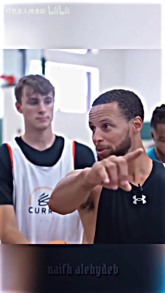 庫(kù)里：其實(shí)這個(gè)暴扣是我教的！當(dāng)弗拉格出現(xiàn)在庫(kù)里的訓(xùn)練營(yíng)！