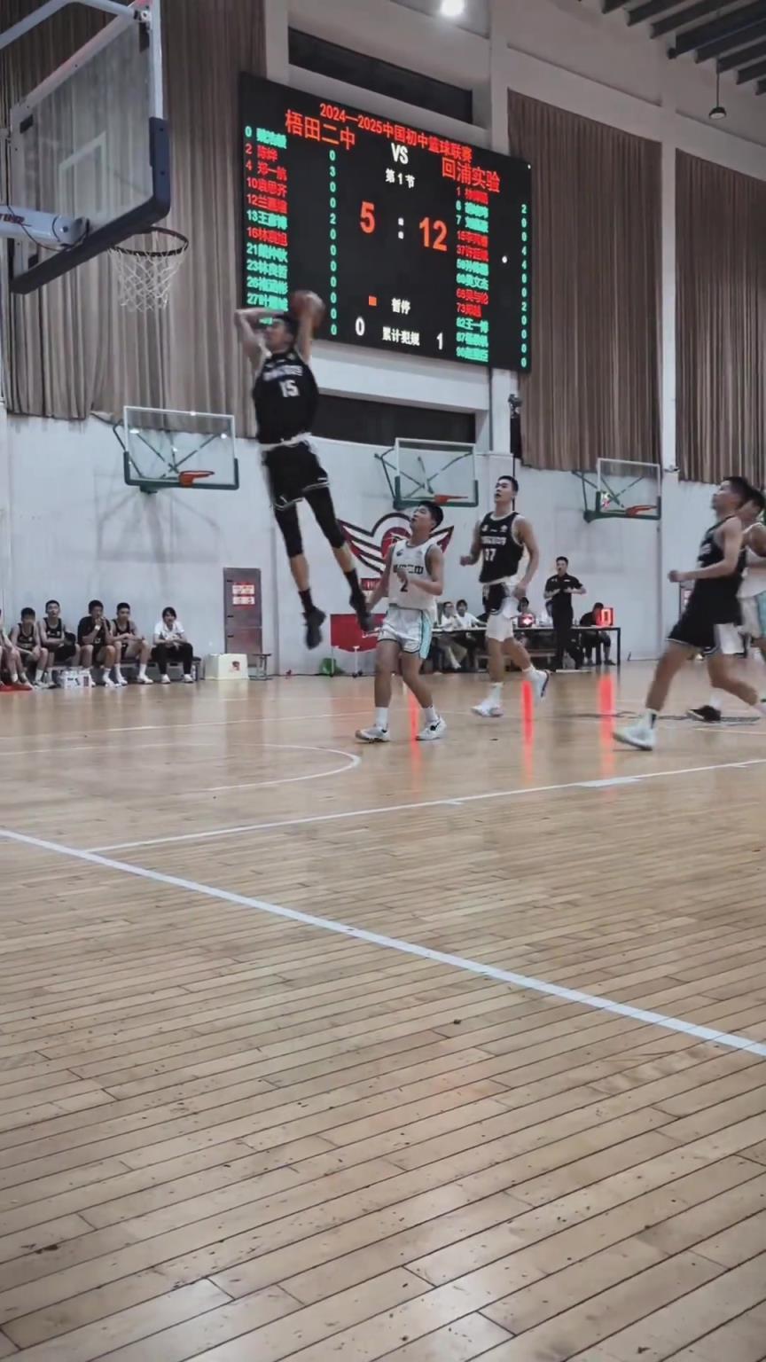 起來(lái)就扣??！現(xiàn)在的初中生都這么打球的嗎