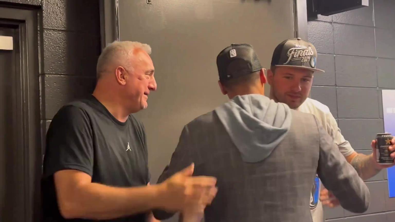 去年的今天，東契奇率隊(duì)殺入總決賽，賽后喝啤酒被芬利沒(méi)收