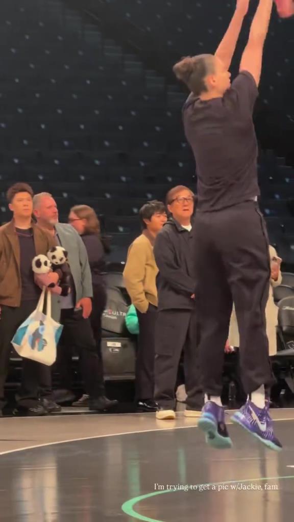 71歲成龍現(xiàn)身巴克萊中心看女籃比賽：她們投籃怎么那么準(zhǔn)?。?！