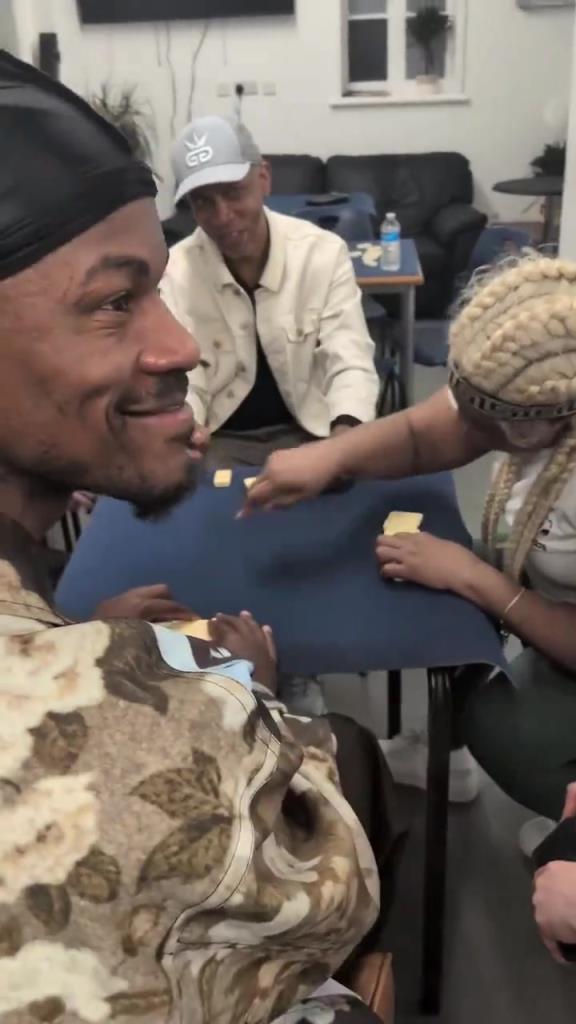 想找到巴特勒很簡單，因?yàn)樗辉诨@球場，就在棋牌室