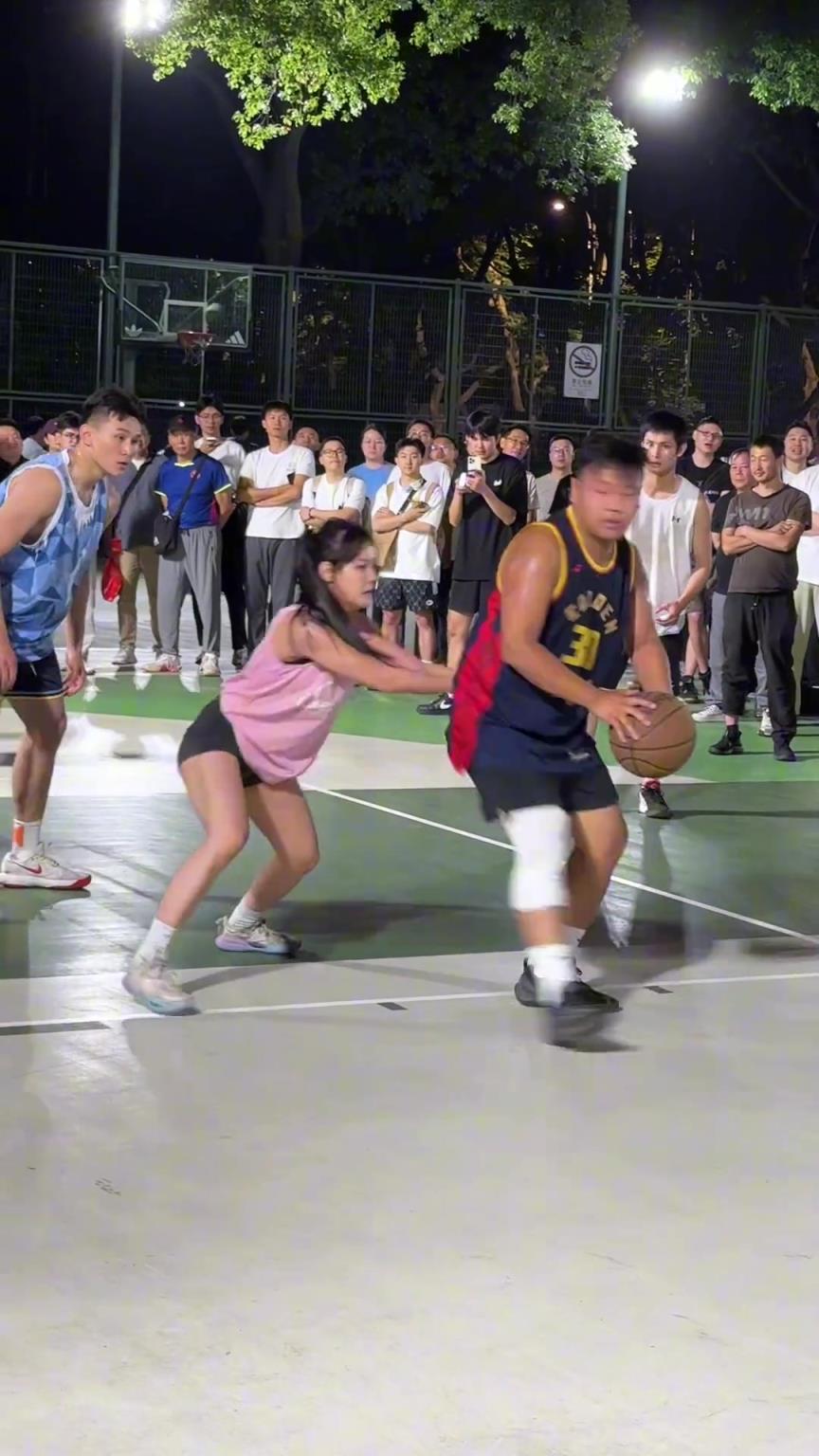 這哥們看見防自己的是女生，一個(gè)勁背打，球也不傳了